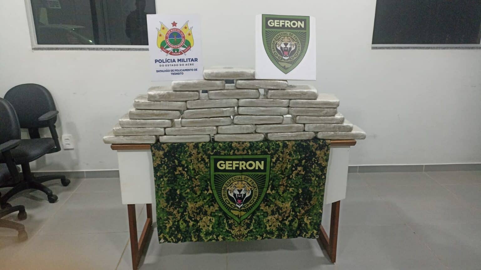 PM e Gefron prendem em flagrante mulher que levava mais de 28 quilos de drogas em ônibus