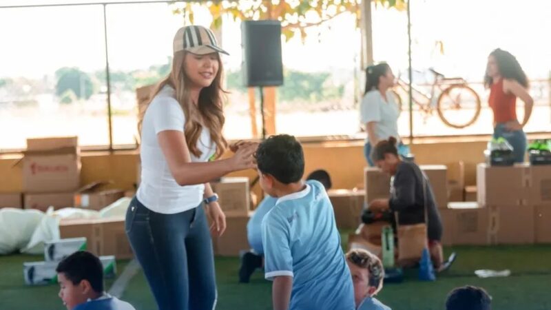Gabriela Câmara, em agenda com a juventude na Cidade do Povo faz entrega de Materiais Esportivos
