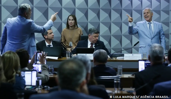 Ex-presidente do INSS se nega a responder perguntas de relator da CPI